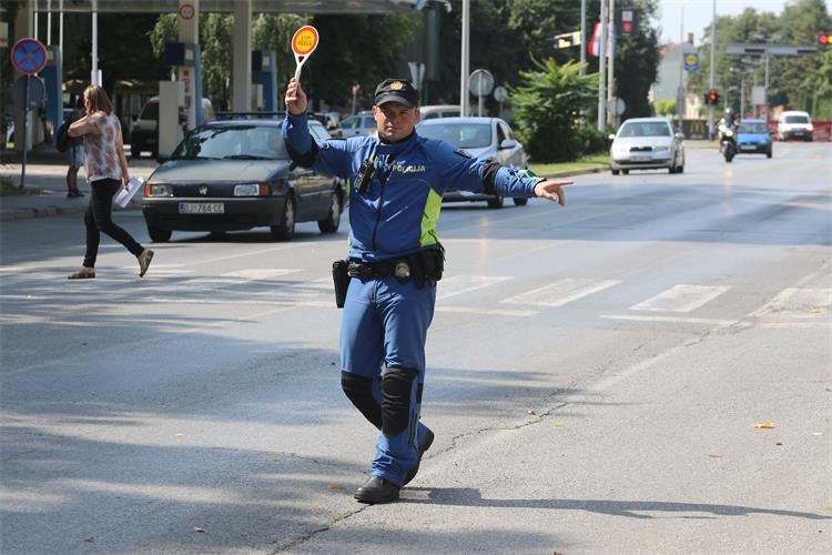 Slika /PU_DN/Ilustracija/policajac palica.jpg